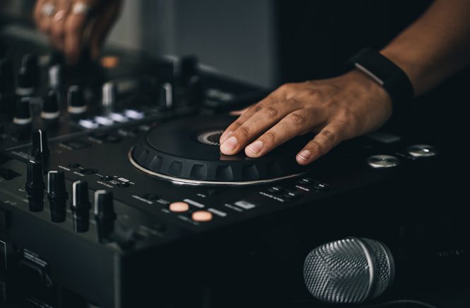 5 Things a Pro DJ Can Do That an Amateur Can’t