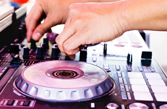The Wedding DJ Checklist – Four Things Your DJ Has to Provide